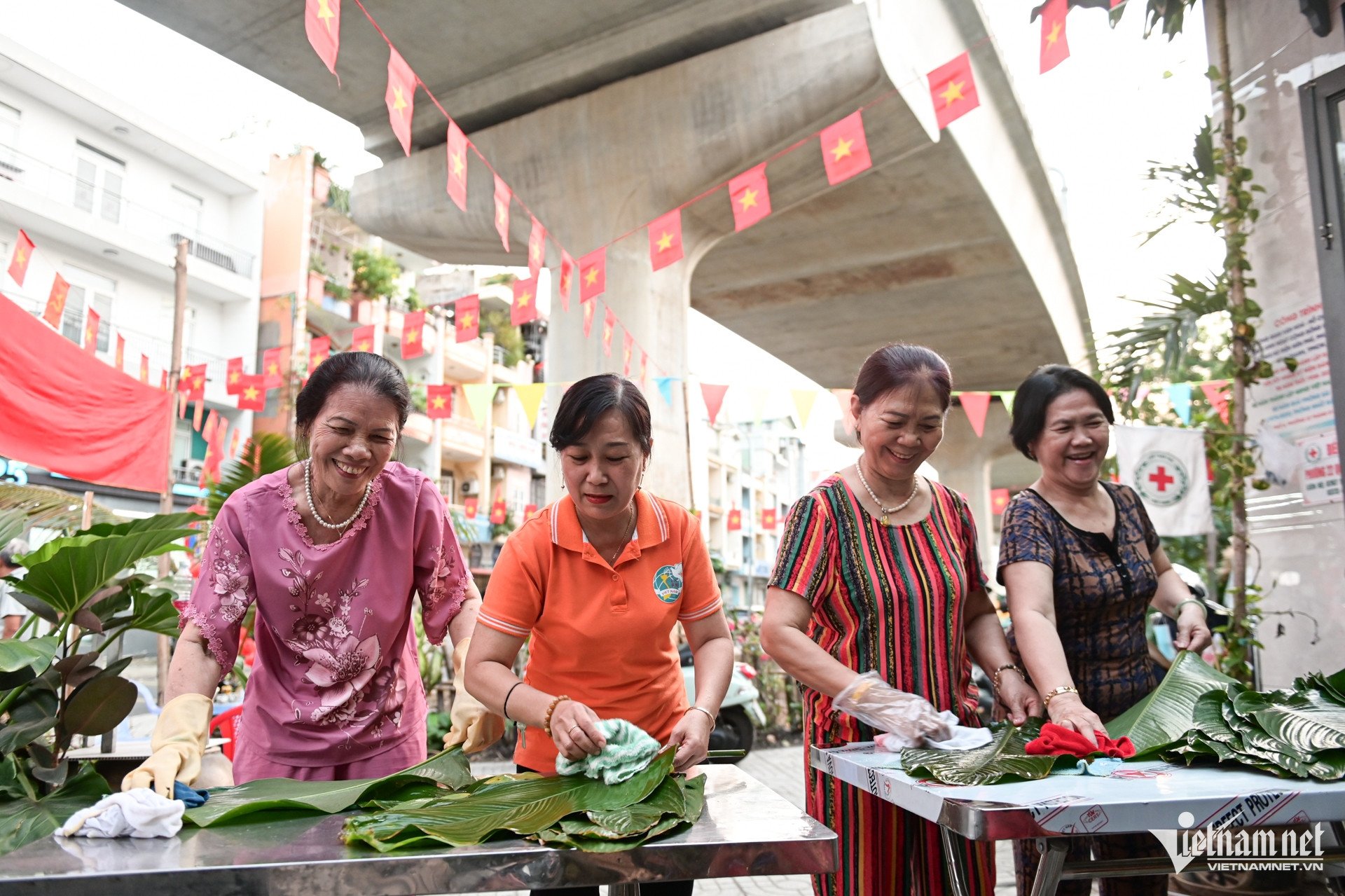 Người TPHCM thức đêm nấu bánh chưng ngoài hẻm - 2