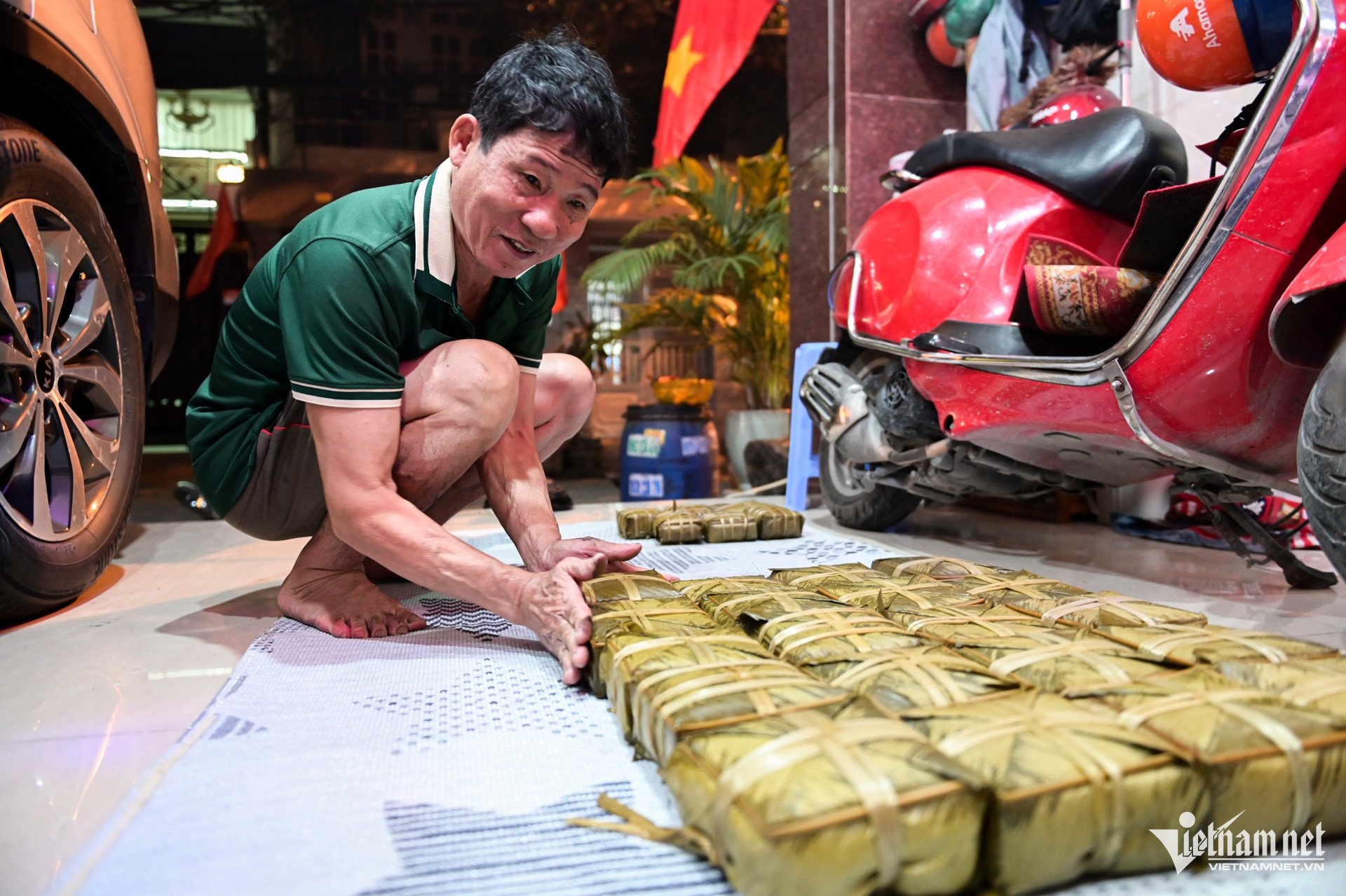 Người TPHCM thức đêm nấu bánh chưng ngoài hẻm - 10