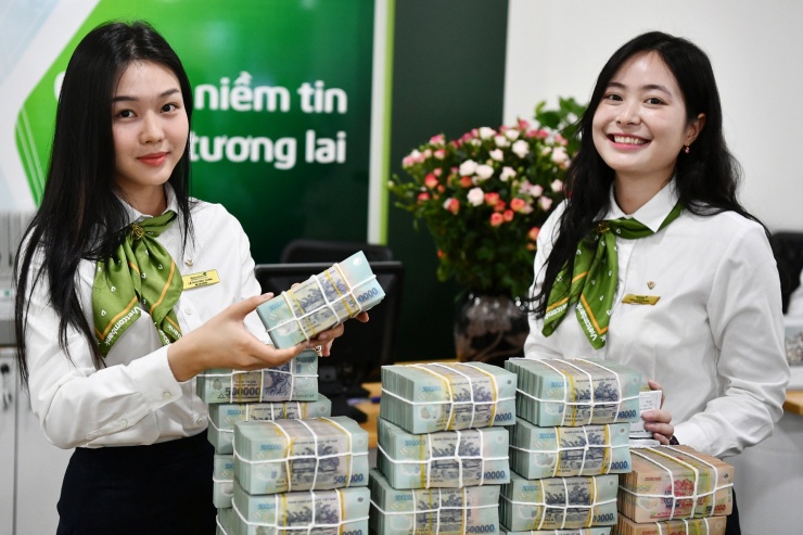 Nhân viên Vietcombank có thể nhận thưởng Tết Nguyên đán lên đến cả trăm triệu đồng. Ảnh: Hoàng Hà.