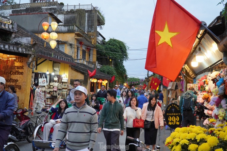 Các tuyến đường trong phố cổ tấp nập người dân và du khách ngày cuối năm nhưng không khí rất nhẹ nhàng như vốn có. Ảnh: Thanh Hiền.