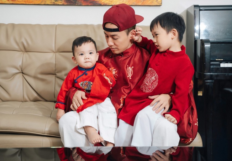 Con đầu của rapper hơn 5 tuổi. Tiến Đạt cho biết hàng ngày anh phụ trách đưa đón con đi học, ru các bé ngủ mỗi tối nên hai nhóc tỳ đều quấn bố.