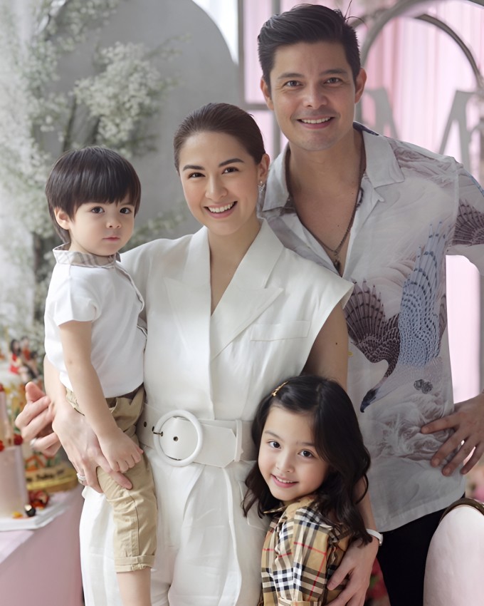 Marian và Dingdong Dantes cùng hai con. Ảnh: Weibo