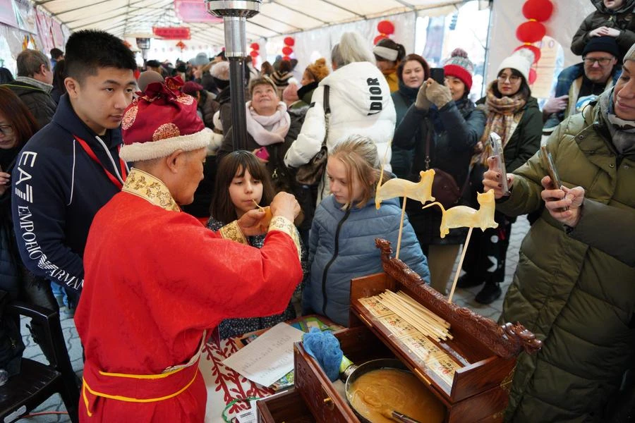 Hội chợ mừng Tết Nguyên đán ở Budapest (Hungary). Ảnh: TÂN HOA XÃ