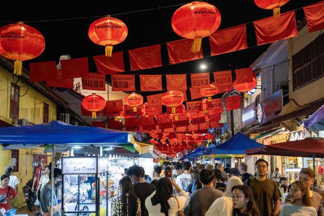 Đèn lồng được treo để chào mừng năm mới tại phố Jonker, Malacca - Malaysia