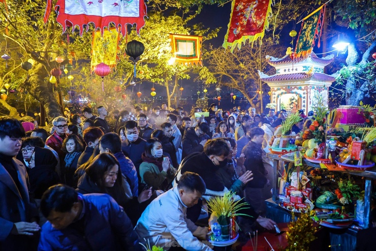 Phía bên trong Phủ Tây Hồ, mặc dù chỉ được đứng ngoài sân, nhiều người vẫn thực hiện nghi thức dâng lễ, cầu bình an, may mắn cho năm mới.