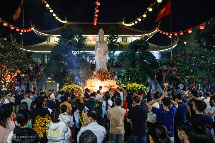 Sau chương trình bắn pháo hoa giao thừa, nhiều người dân đổ chùa Vĩnh Nghiêm (quận 3) vãn cảnh, cầu an.