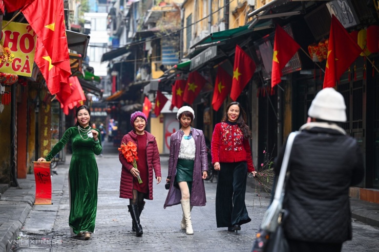 Cách đó khoảng 1,5 km, phố cổ Tạ Hiện sáng đầu xuân trở thành điểm chụp hình, check-in của nhiều chị em.