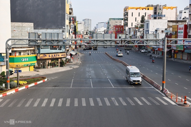 Cách đó 5 km, nút giao Hàng Xanh (quận Bình Thạnh) cũng vắng vẻ, không tấp nập và hối hả như ngày thường. Đường thông thoáng, các xe chấp hành đúng luật giao thông, dừng đúng vạch, không vượt đèn đỏ.