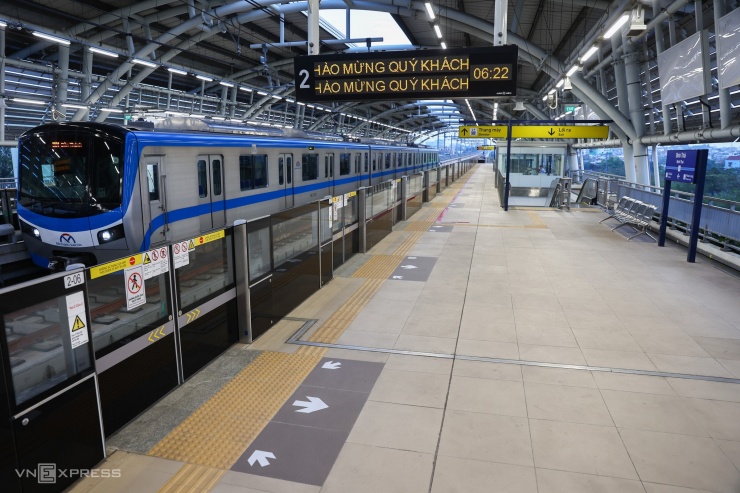 Lúc 6h22, tại ga Bình Thái (TP Thủ Đức) chỉ vài người đi metro. Bên trong tàu nhiều toa không có khách. "Biết nay metro vắng nên cả nhà tôi làm một chuyến du xuân từ Bến Thành đến Suối Tiên. Đây là lần đầu cả nhà đi phương tiện này, còn trong ngày Tết nên thú vị lắm", bà Lê Thị Thu Vân (64 tuổi, trái) ở quận 4 chia sẻ.