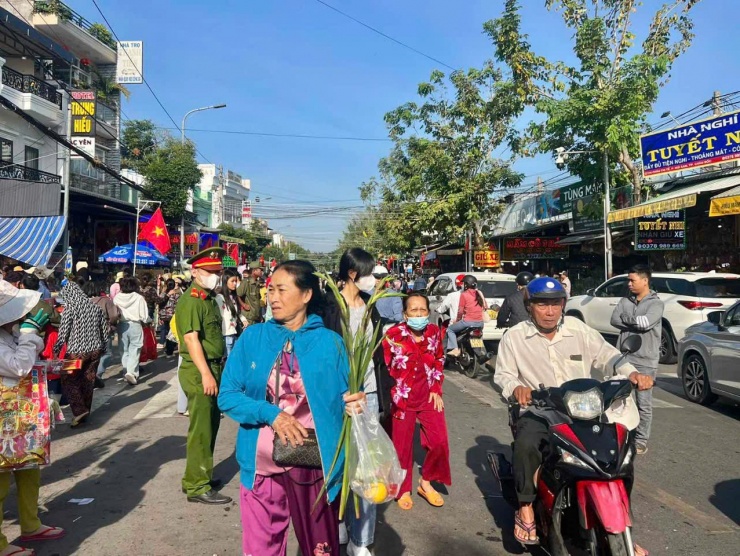 Rất đông khách hành hương đổ về Miếu Bà Chúa Xứ núi Sam trong ngày mùng 1 Tết