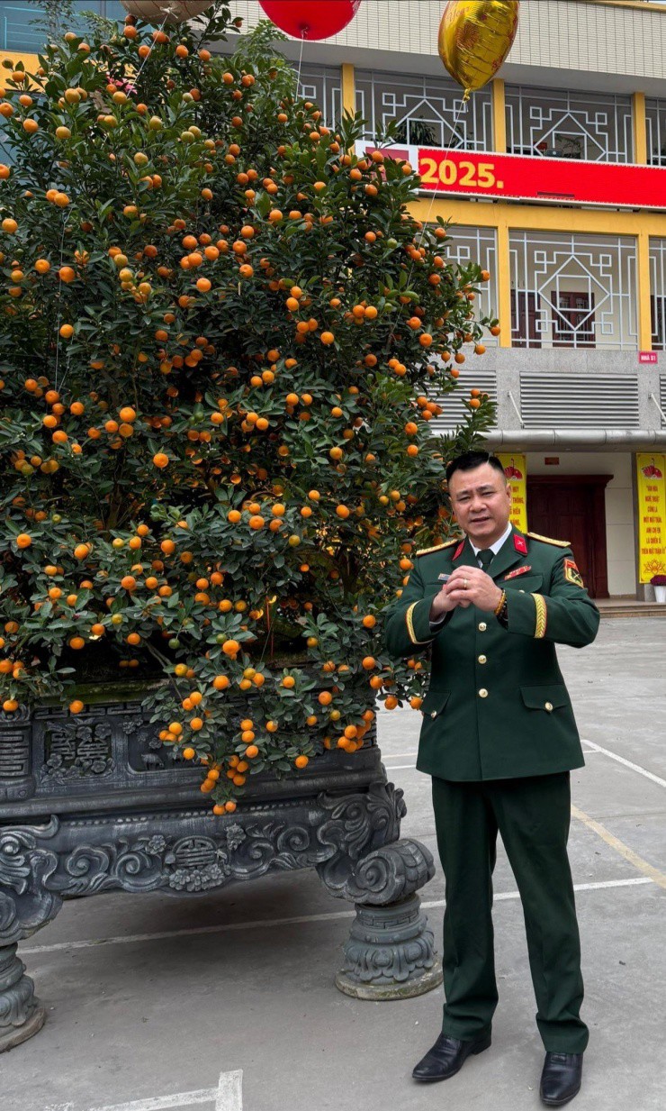 "Mùng 1 sớm mai, những lời chúc đẹp nhất, yêu nhất, thương nhất, hay nhất, xin dành tặng cho những ai đọc được lời chúc chân thành này, nhất là các Gai con và gia đình FC Làng Văn hóa, gia đình Long Bẩy Su và phố chèo 22/12. Cả năm mới sẽ phát tài, phát lộc, phát vinh hoa", NSND Tự Long nhắn gửi người hâm mộ.