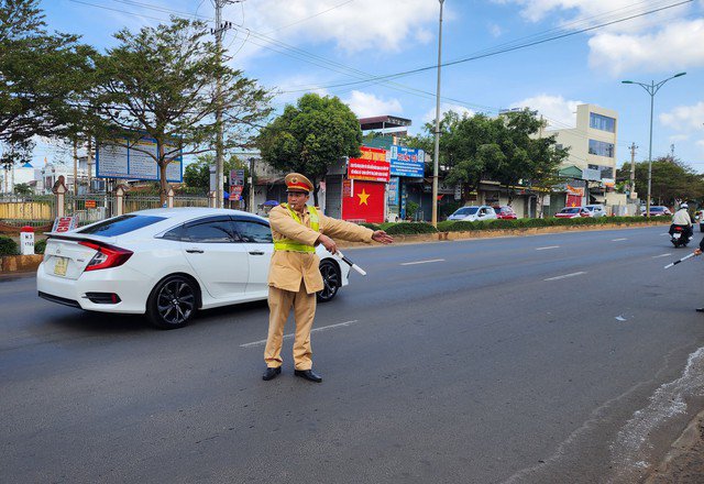 Lực lượng CSGT Công an TP Buôn Ma Thuột kiểm tra nồng độ cồn sáng mùng 1 Tết