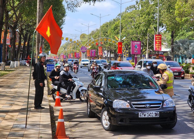 Người dân chấp hành việc kiểm tra nồng độ cồn