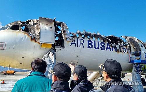 Chiếc máy bay bị cháy tại Sân bay Quốc tế Gimhae ở Busan, cách Seoul khoảng 320 km về phía Đông Nam. Ảnh: Yonhap