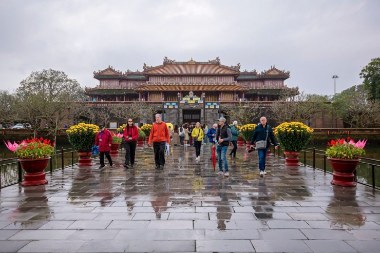 Dù thời tiết mưa dầm, giá lạnh vào buổi sáng, tại các di tích như Hoàng cung, Đại nội Huế vẫn thu hút rất nhiều du khách trong nước và quốc tế. Buổi chiều, thời tiết ở Huế tạnh mưa, trời ấm dần nên tiếp tục có đông du khách đến tham quan khu di sản Huế.