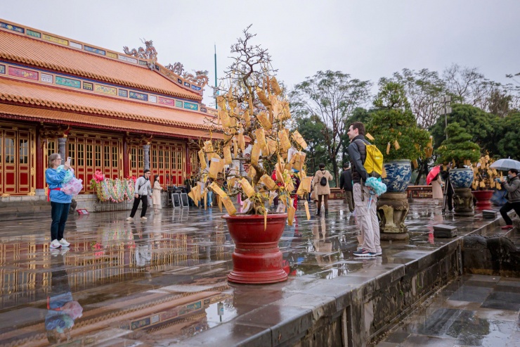 Trong hệ thống khu di sản Huế, khu vực Hoàng cung Huế đã trở thành điểm đến hấp dẫn trong ngày Tết, thu hút đông đảo du khách đến tham quan và chụp ảnh lưu niệm.