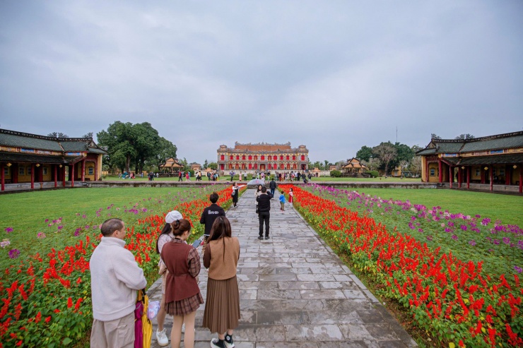 Cùng với Hoàng cung, Đại nội Huế, các di tích thuộc khu di sản Huế như lăng Tự Đức, Minh Mạng, Khải Định, Gia Long, Đồng Khánh, điện Hòn Chén, cung An Định và Bảo tàng Cổ vật Cung đình Huế cũng là những địa chỉ thu hút nhiều du khách đến tham quan, trải nghiệm.