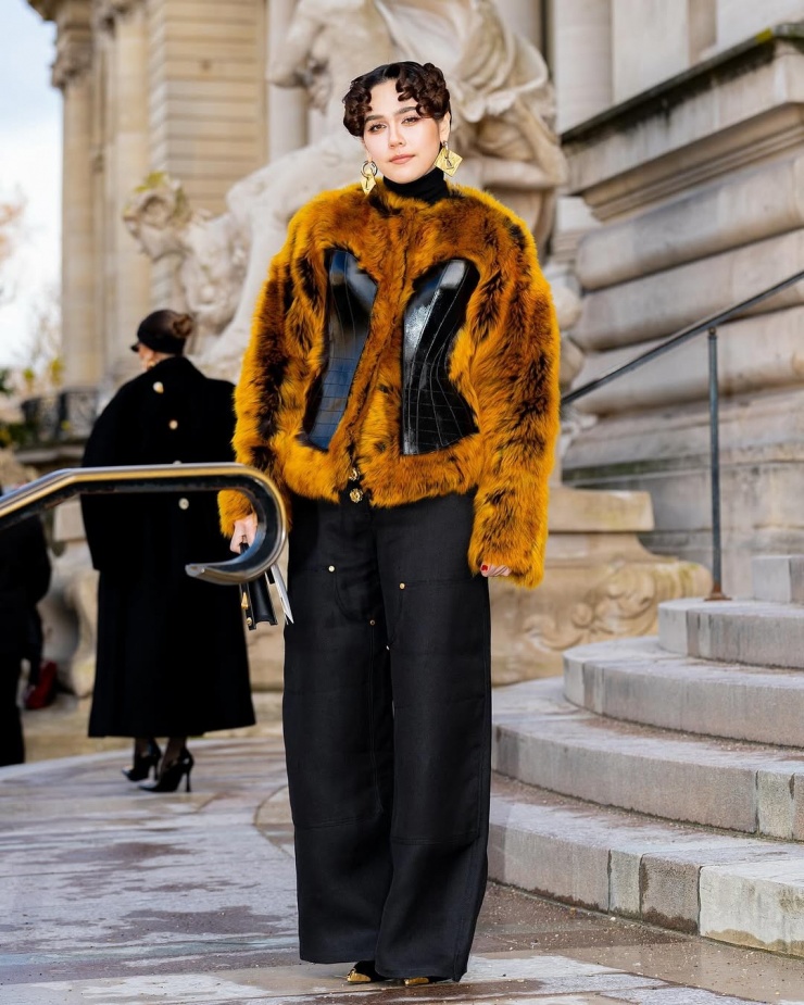 Trong ngày đầu Paris Couture Fashion Week, cô xuất hiện với "cây" Schiaparelli gồm quần ống loe, giày mũi nhọn và áo khoác lông trang trí corset da bên ngoài. Chompoo cũng góp mặt ở hàng ghế đầu show Jean Paul Gaultier.