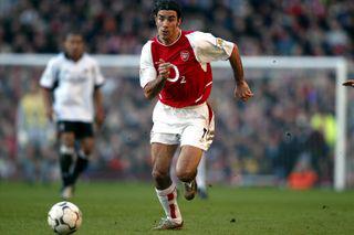 Robert Pires chơi cho Arsenal trong trận đấu với Fulham năm 2003. (Nguồn hình ảnh: Alamy)