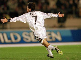 Raul ăn mừng sau khi ghi bàn cho Real Madrid trước Vasco da Gama tại Cúp Liên lục địa năm 1998. (Nguồn hình ảnh: Alamy)