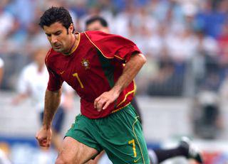 Luis Figo chơi cho đội tuyển Bồ Đào Nha tại World Cup 2002 (Nguồn hình ảnh: Alamy)