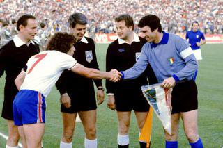 Kevin Keegan bắt tay đội trưởng đội tuyển Ý Dino Zoff trước trận đấu vòng bảng Euro 1980. (Nguồn hình ảnh: Alamy)