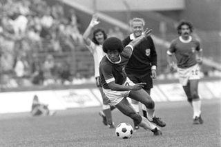 Jairzinho chơi cho Brazil đấu với Argentina tại World Cup 1974. (Nguồn hình ảnh: Alamy)