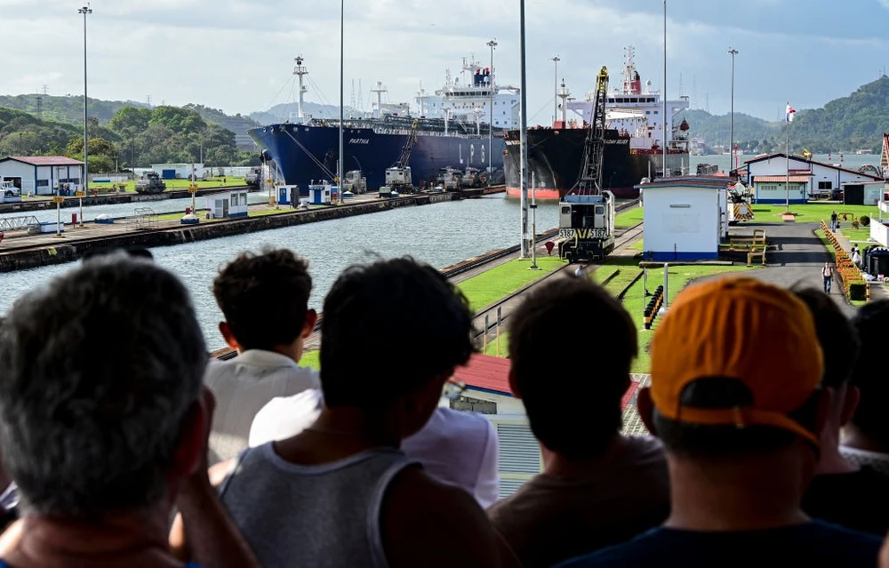 Hai tàu chở hàng đi vào cửa cống Miraflores của Kênh đào Panama ngày 22-1. Ảnh: AFP