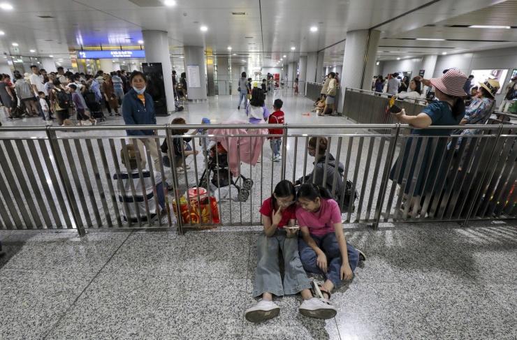 Lượng khách tập trung về vui chơi quá lớn, trong đó nhiều khách chọn đi tàu Metro số 1 khiến các chuyến tàu từ sáng sớm luôn trong tình trạng quá tải, kẹt cứng.