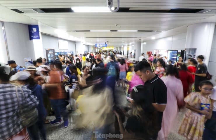 Do lượng hành khách tăng cao, các đoàn tàu của tuyến metro số 1 đều “chật kín như nêm”.