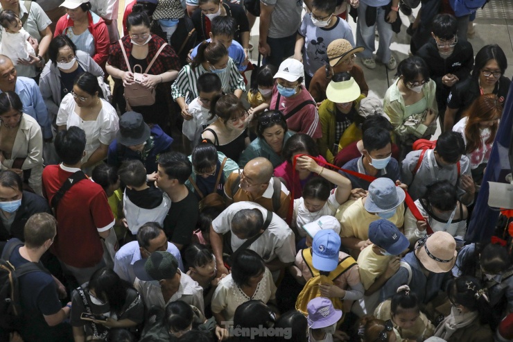 &#39;Biển người&#39; chờ cả tiếng để đi metro TPHCM ngày mùng 3 Tết - 9