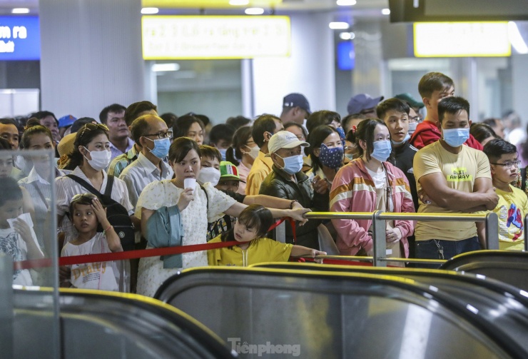 Chị Tâm (ngụ quận 4) chia sẻ: "Hôm nay được nghỉ tết, tôi tranh thủ đến đây mua vé đi metro cho biết. Tuy nhiên, khách xếp hàng đông quá, không biết đến lúc nào xuống được tàu".