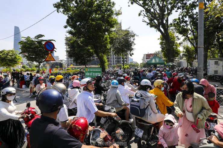 Khu vực nhà để xe phía ngoài ga Bến Thành luôn trong tình trạng quá tải không còn một chỗ trống.