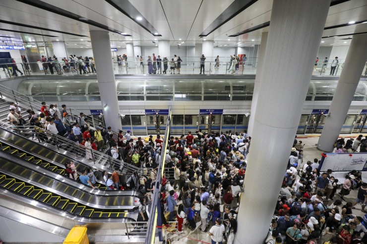 Lượng hành khách đổ về ga metro số 1 (Bến Thành - Suối Tiên) tăng đột biến, gây ra tình trạng quá tải.