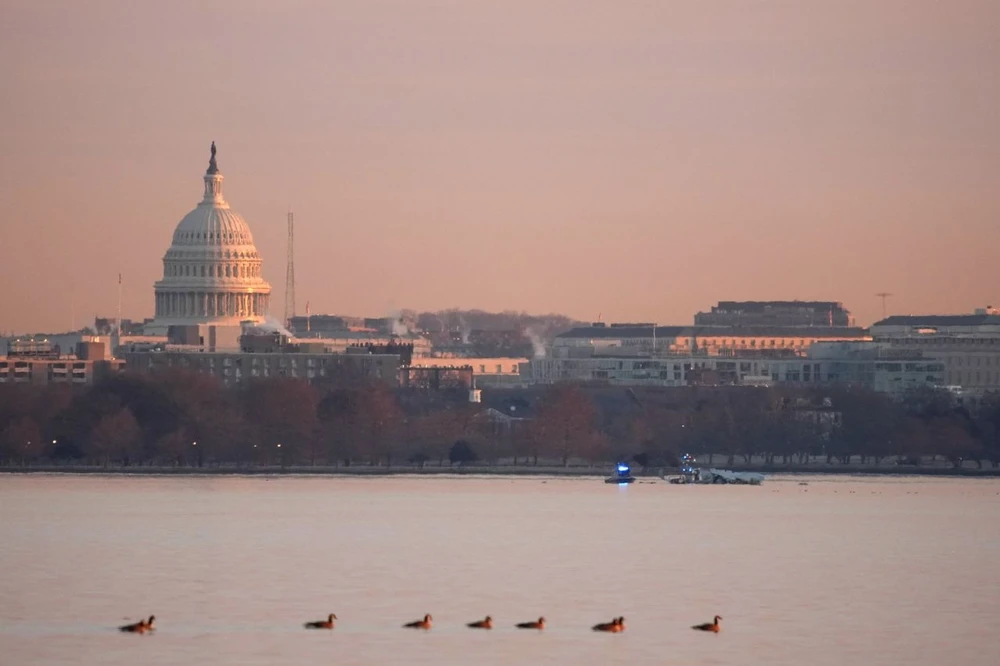 Hiện trường vụ máy bay va trực thăng rồi rơi xuống sông Potomac ở Arlington, đoạn qua thủ đô Washington D.C., ngày 30-1. Ảnh: GETTY IMAGES