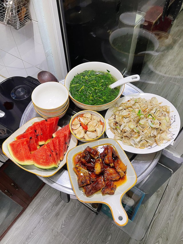 Sườn + rau mít xào + canh rau + cà muối + dưa hấu.