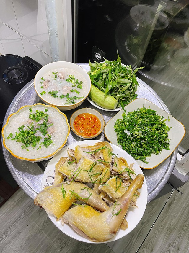 Thịt gà hấp lá chanh + cháo + hành.