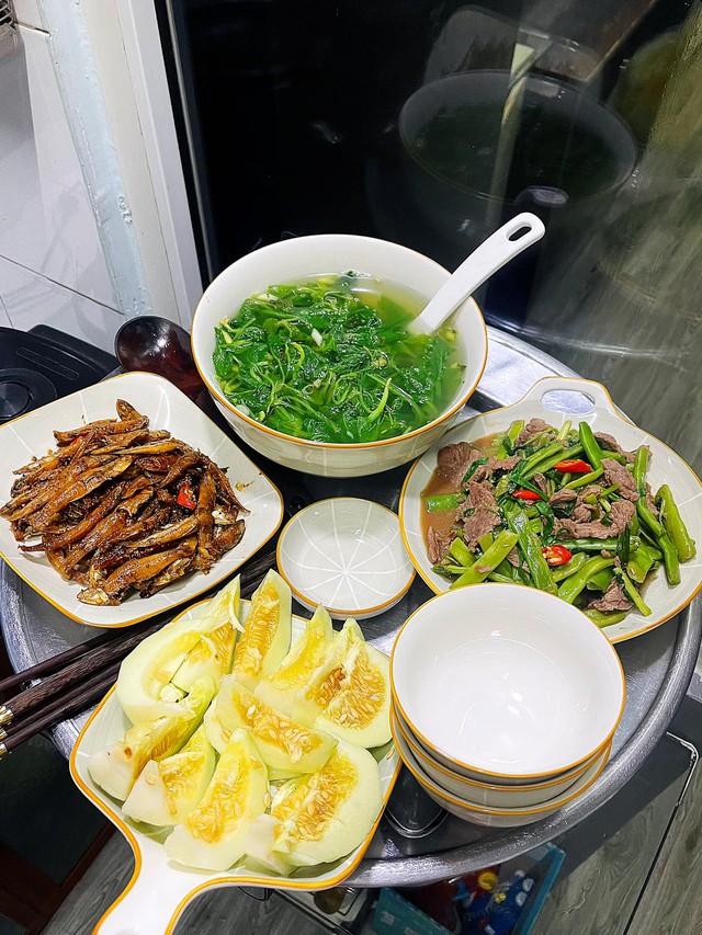 Bò xào đậu + cá cơm kho tiêu + canh cải + dưa lê.