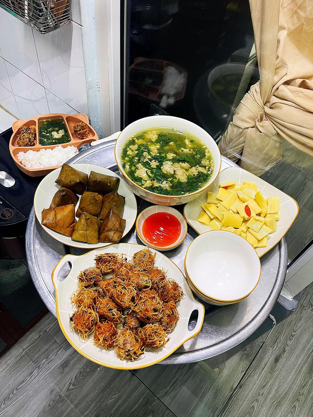 Bánh sắn + canh cua + măng cay + chả chiên.