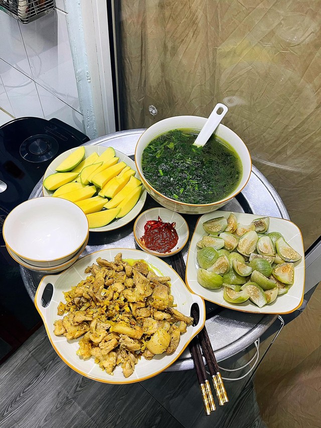 Gà rang + cà luộc + canh rau dền + xoài.