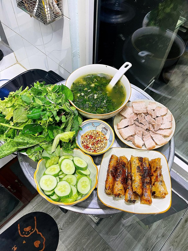 Nem rán + thịt luộc + dưa chuột + rau sống.