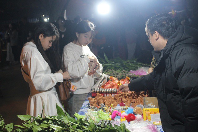 Chị Nguyễn Thị Linh (xã Gio Hải, huyện Gio Linh, Quảng Trị) cho biết: "Biết đến phiên chợ đặc biệt, tôi cùng chồng quyết định vượt hàng chục km đến đây để được trải nghiệm, mua sắm những "sản vật" đặc trưng của địa phương với mong muốn một năm mới bình an, may mắn".