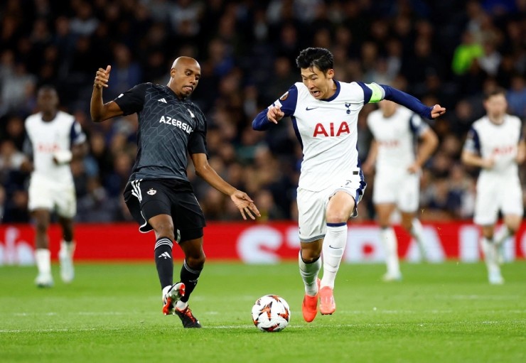 Tottenham (áo trắng) thi đấu nỗ lực