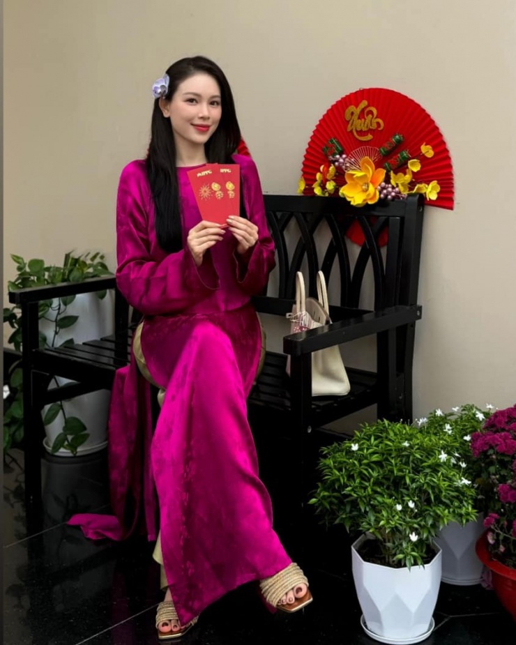 Linh Rin khoe nhan sắc tươi tắn với mẫu áo dài màu hồng tím fuchsia. Cô kết hợp outfit với túi xách Hermes Birkin giá hơn nửa tỷ đồng để tôn nét sang trọng.