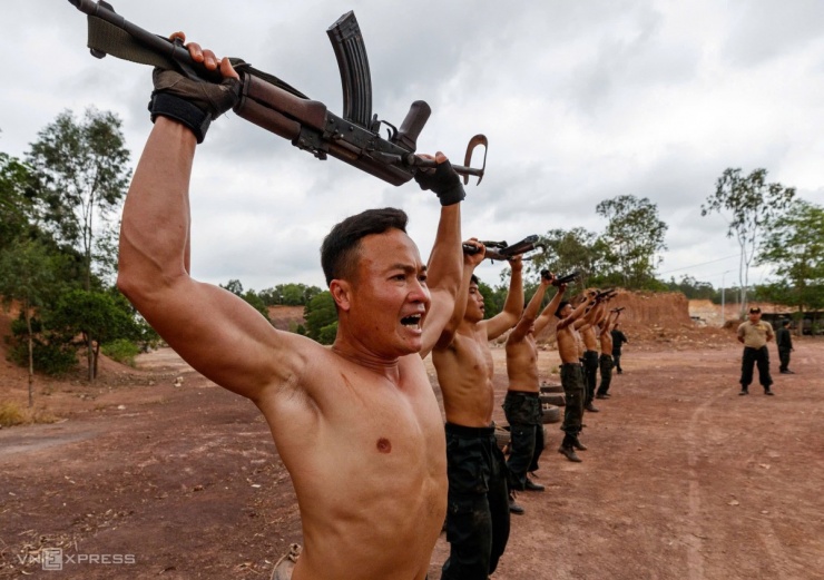 &#39;Chiến binh thép&#39; rèn luyện chống khủng bố - 3