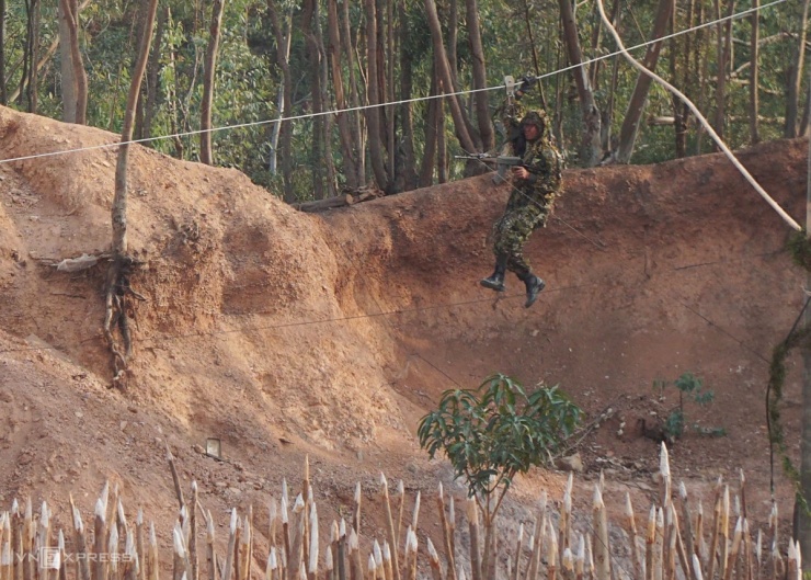 &#39;Chiến binh thép&#39; rèn luyện chống khủng bố - 8