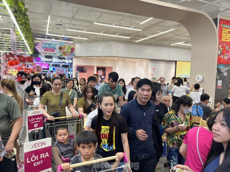 Tại Aeon mall Bình Tân (quận Bình Tân), khách di chuyển chậm qua từng khu vực vì rất đông người đến ăn uống, vui chơi.