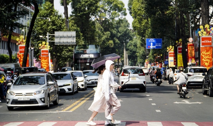 Mùng 4 tết, đường phố TPHCM nhộn nhịp trở lại, metro chật kín người - 3