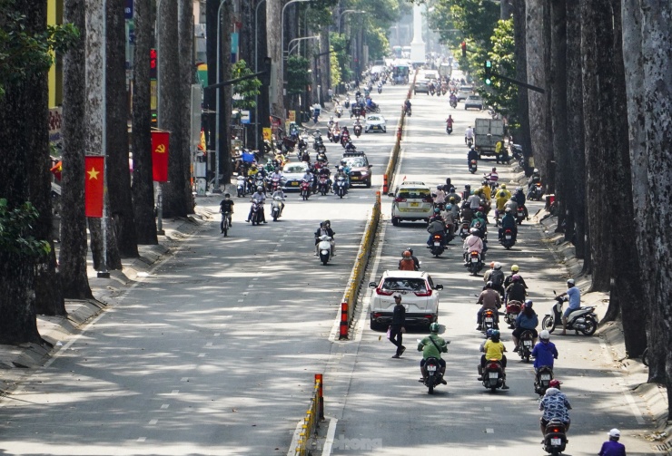 Theo ghi nhận, dù không phải giờ cao điểm nhưng các tuyến đường trung tâm như Phạm Ngọc Thạch, Lê Duẩn (Quận 1), đường Nguyễn Tri Phương (Quận 10) dòng xe nhộn nhịp.