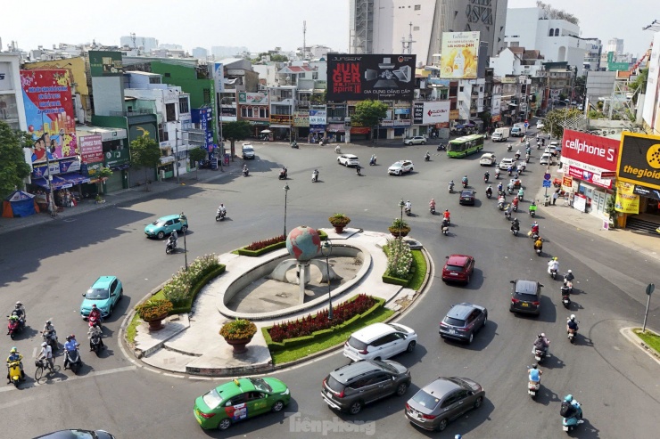 Vòng xoay Lăng Cha Cả (quận Tân Bình) dòng xe đông hơn rất nhiều so với những ngày trước.